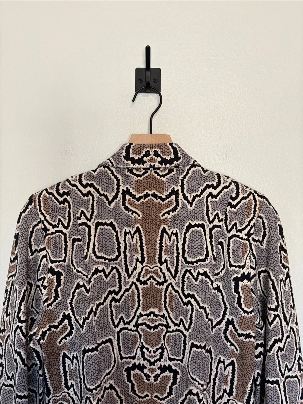 Cabi Python Snake Pattern Ponte Knit Double Breasted Blazer Jacket Grey 8